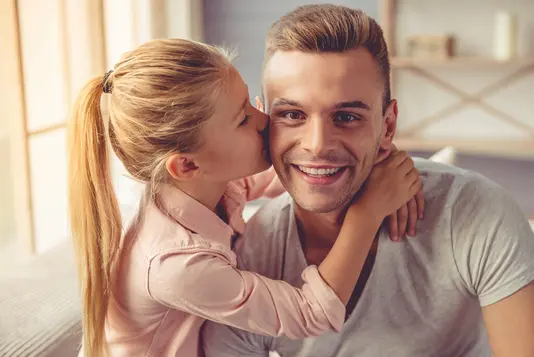 Haus-Familie-Wohnen-Serie-12-9 Vater und Tochter kuscheln