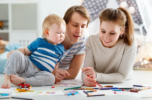 Haus-Familie-Wohnen-Serie-11 Glückliche Familie, Mutter Vater und Baby malen zusammen.