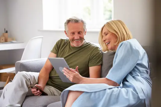 Haus-Familie-aelter-Wohnen-Serie-7-3 Älteres Paar mit Tablet